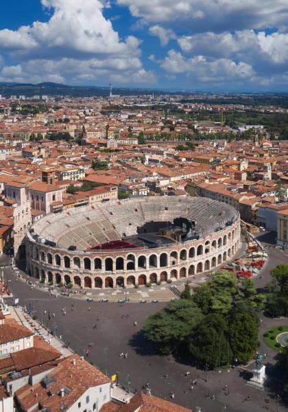 Veduta aerea di Verona con l'Arena e edifici storici.