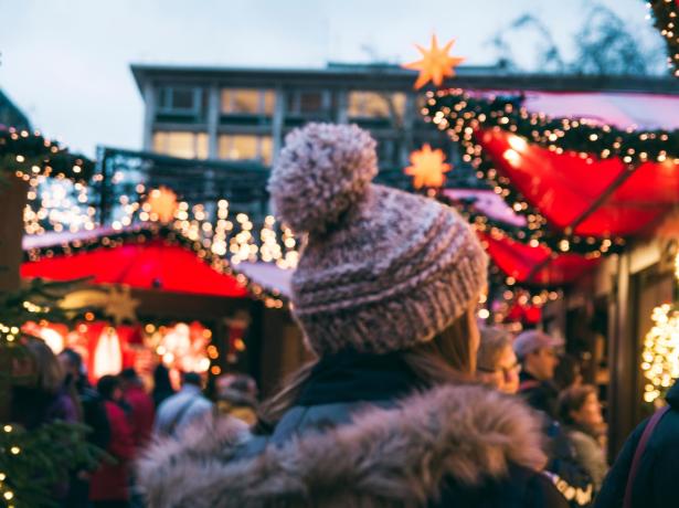 Mercatino natalizio con luci e decorazioni festose.