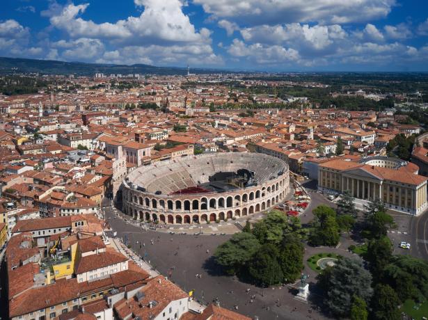 Veduta aerea di Verona con l'Arena e edifici storici.