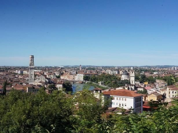 Vue panoramique d'une ville avec rivière et clocher.