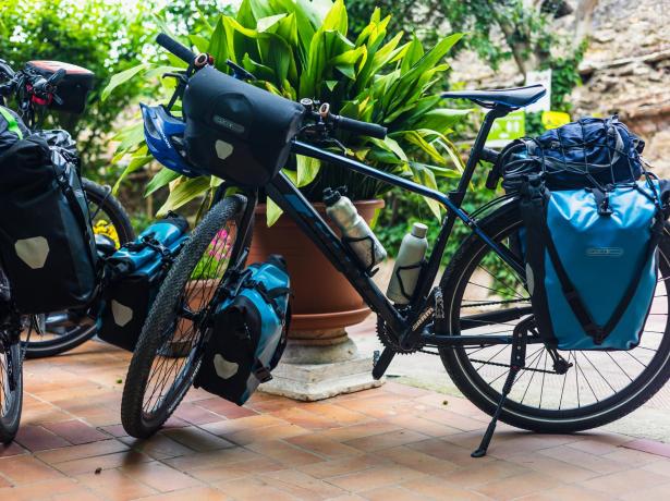 Biciclette da viaggio con borse, pronte per l'avventura.